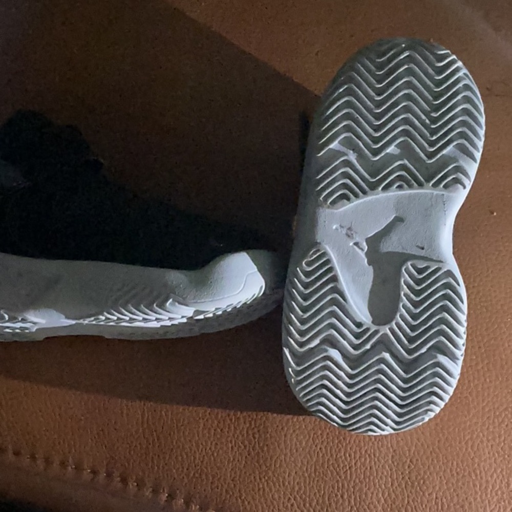 Jordan Black Sneakers Low-Top Design - Picture 2 of 3